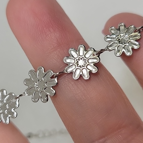 Daisy Silver Tone 6" + 2" Extension Ankle or Wrist Bracelet - Picture 2 of 2